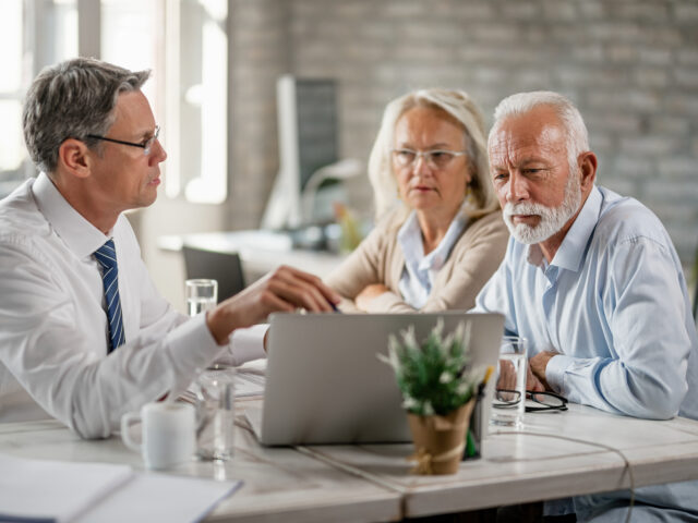 https://der-werteerhalter.de/wp-content/uploads/2019/03/mature-couple-their-bank-manager-using-computer-while-having-consultations-office-640x480.jpg